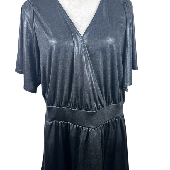 ⭐️ Host Pick ⭐️Torrid black liquid fabric look short sleeve top size 2-2X/18-20 - Picture 2 of 11